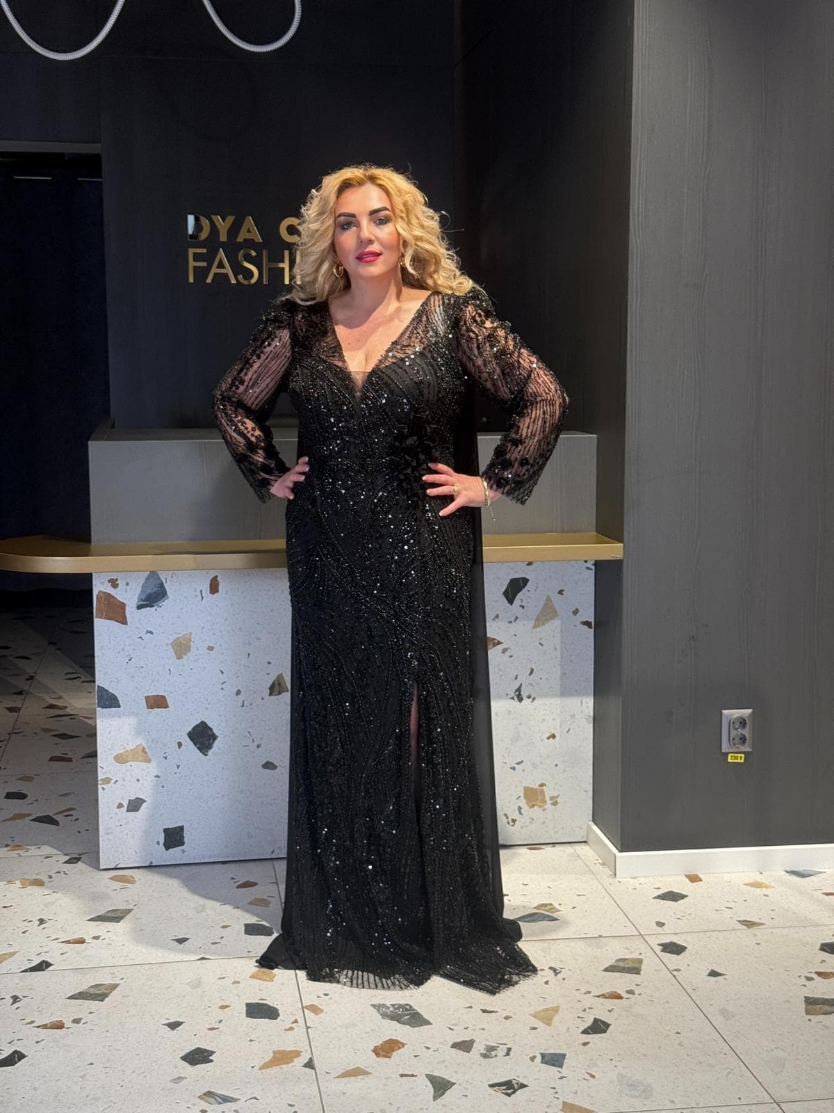 Rochie Lunga Lux Neagra cu Mancea Lunga DYA682