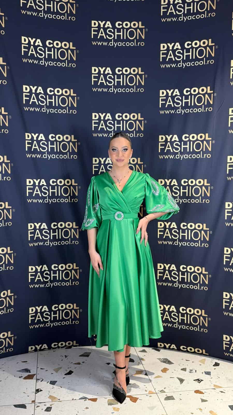Rochie Midi Verde Satin Maneca 3/4 DYA970