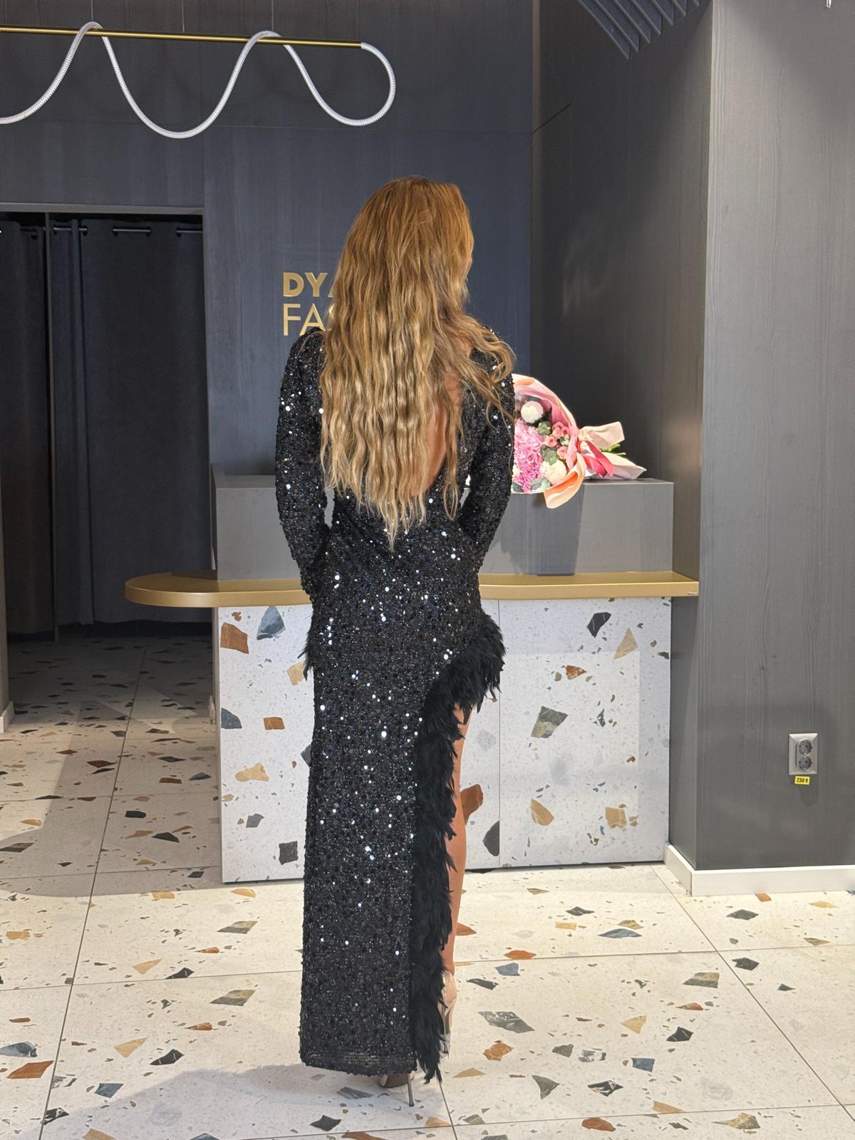Rochie Lunga Negru Asimetrică cu Pene DYA1144 - imagine 5