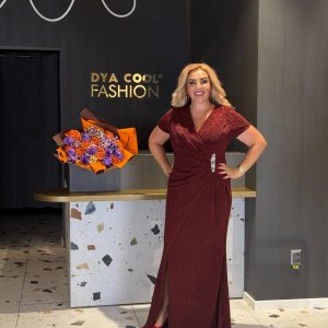 Rochie Lungă Bordo cu Fir Strălucitor și Deschidere pe Picior DYA1166