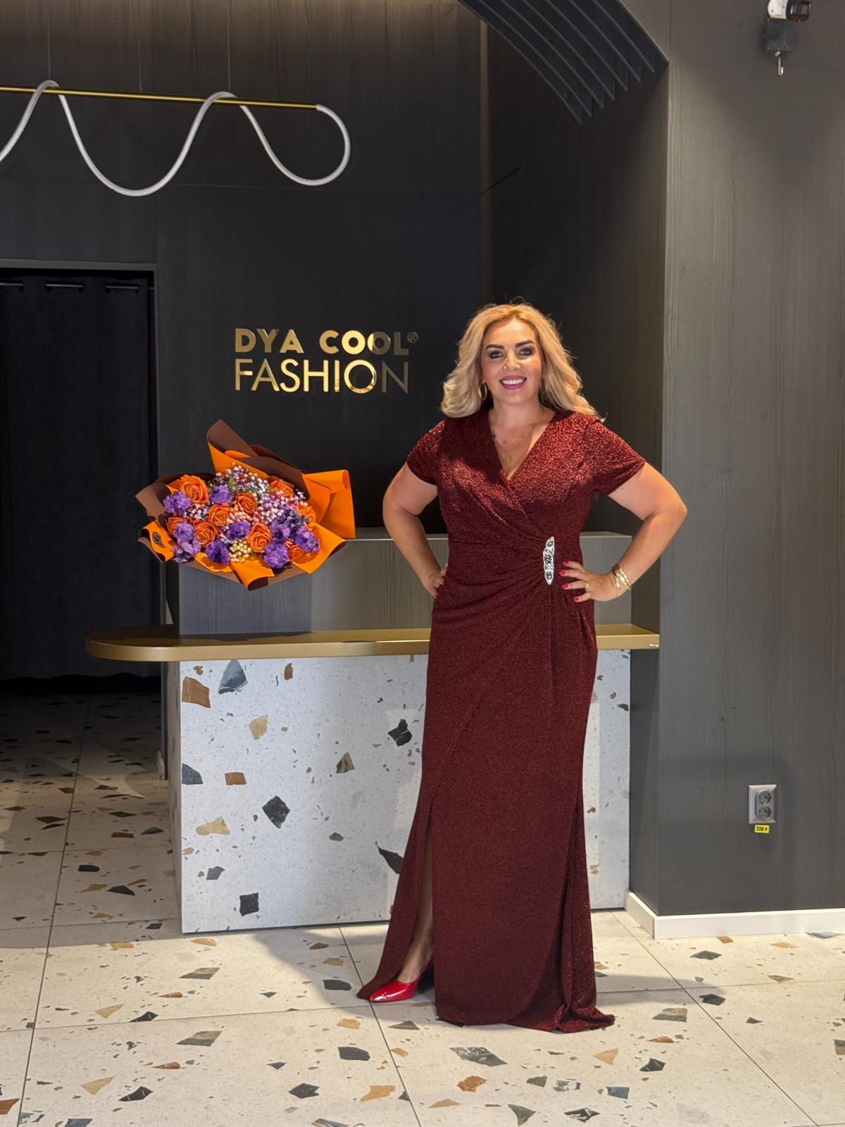 Rochie Lungă Bordo cu Fir Strălucitor și Deschidere pe Picior DYA1166