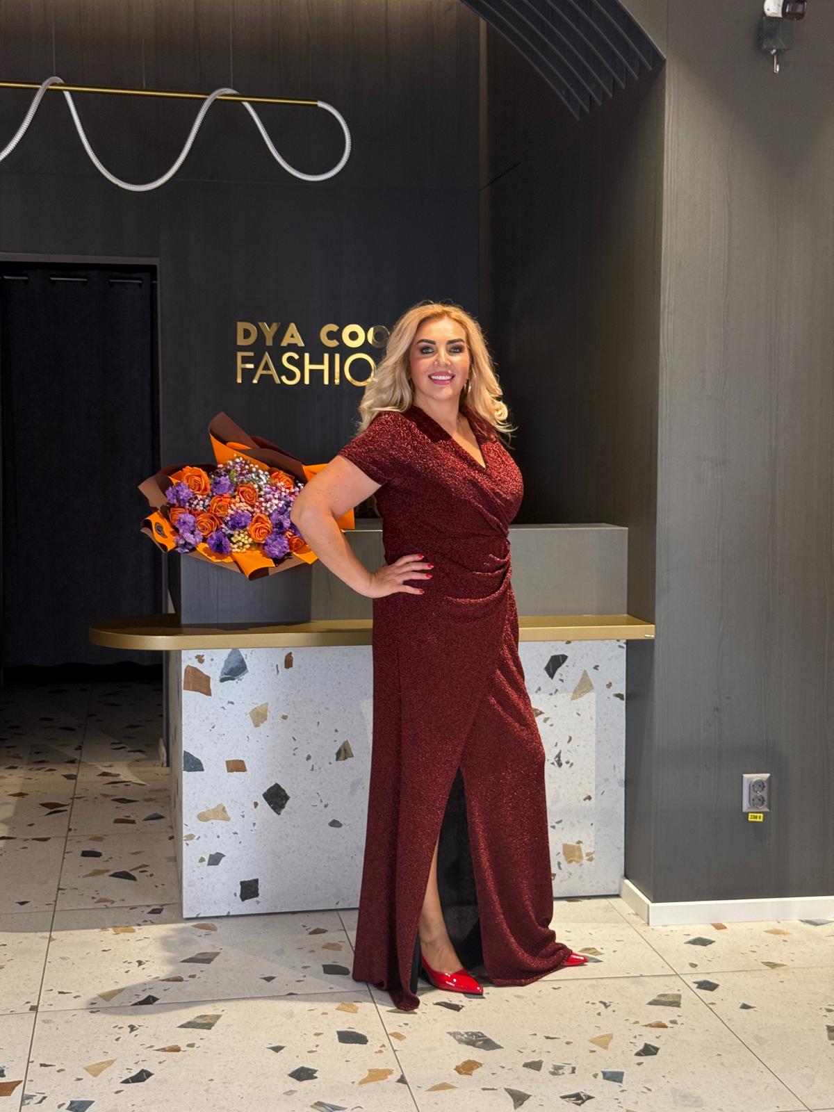 Rochie Lungă Bordo cu Fir Strălucitor și Deschidere pe Picior DYA1166 - imagine 2