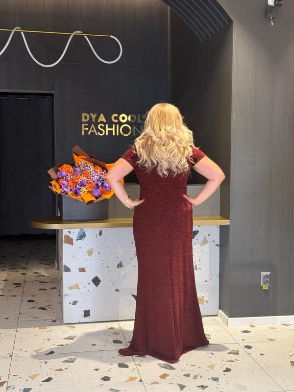 Rochie Lungă Bordo cu Fir Strălucitor și Deschidere pe Picior DYA1166 - imagine 4