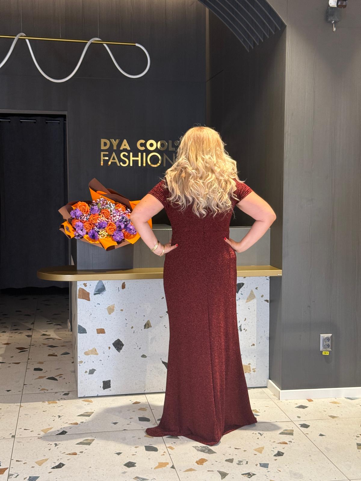 Rochie Lungă Bordo cu Fir Strălucitor și Deschidere pe Picior DYA1166 - imagine 4