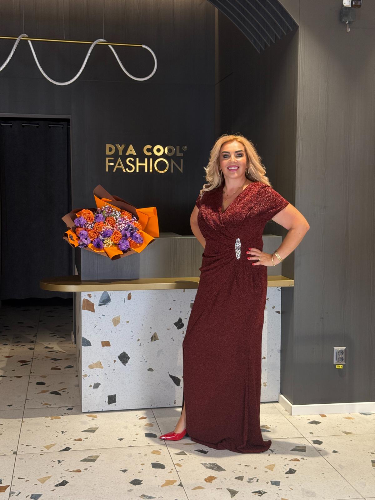 Rochie Lungă Bordo cu Fir Strălucitor și Deschidere pe Picior DYA1166 - imagine 3