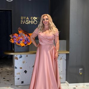 Rochie Lungă Roz Pudrat din Satin cu Mâneci Delicate DYA1168