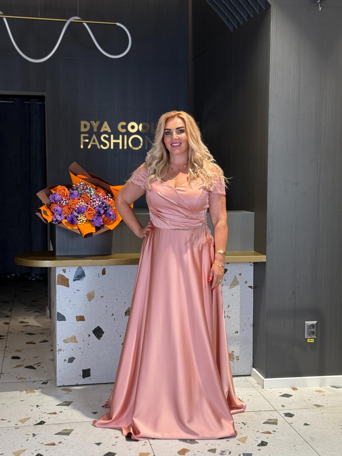 Rochie Lungă Roz Pudrat din Satin cu Mâneci Delicate DYA1168