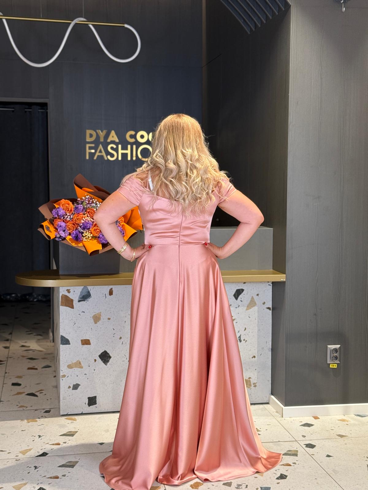 Rochie Lungă Roz Pudrat din Satin cu Mâneci Delicate DYA1168 - imagine 4
