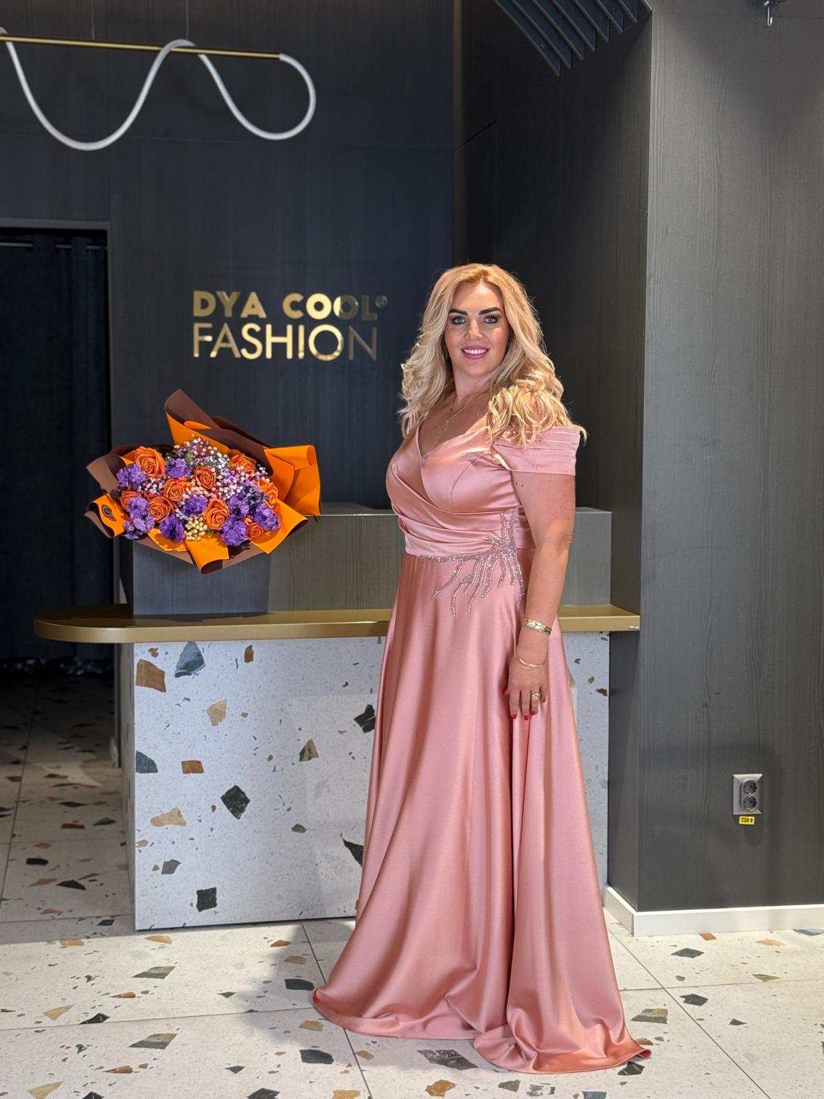 Rochie Lungă Roz Pudrat din Satin cu Mâneci Delicate DYA1168 - imagine 3