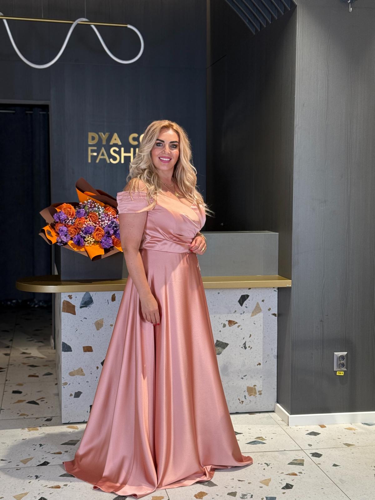 Rochie Lungă Roz Pudrat din Satin cu Mâneci Delicate DYA1168 - imagine 2