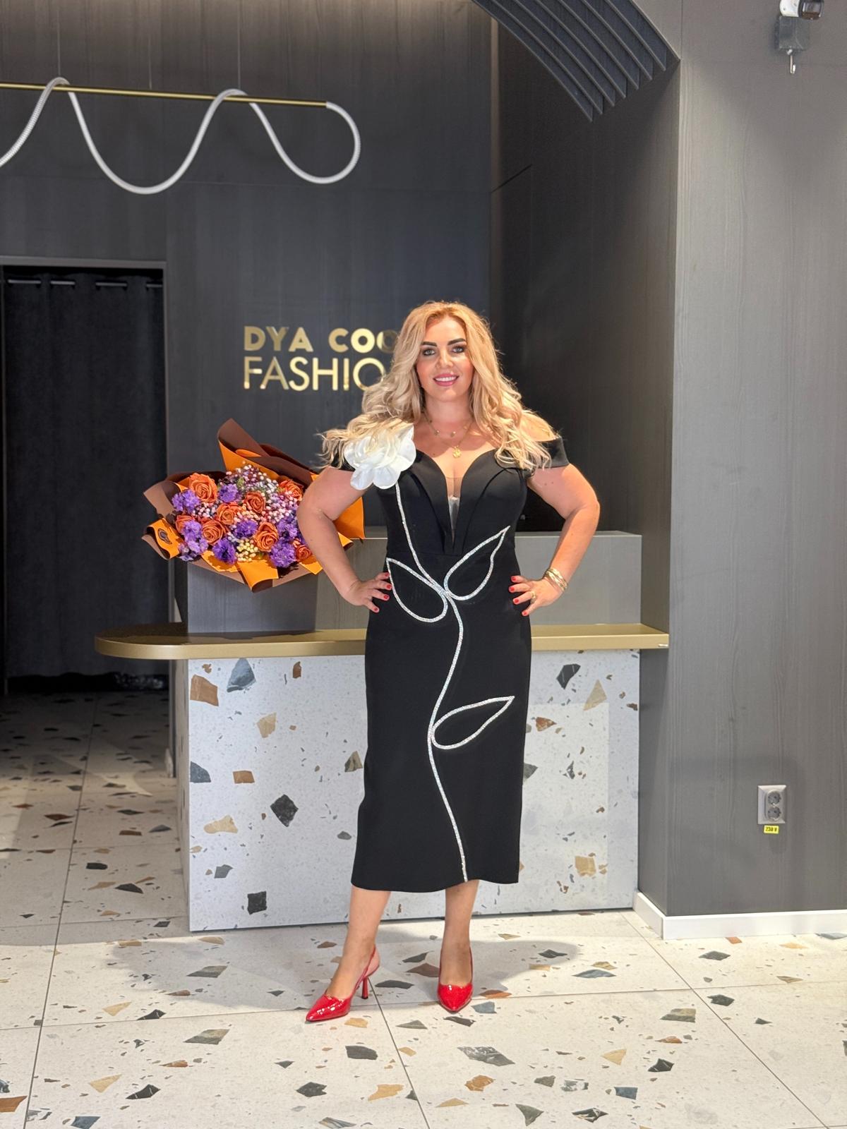 Rochie Midi Neagră Elegantă cu Detalii Florale 3D DYA1170