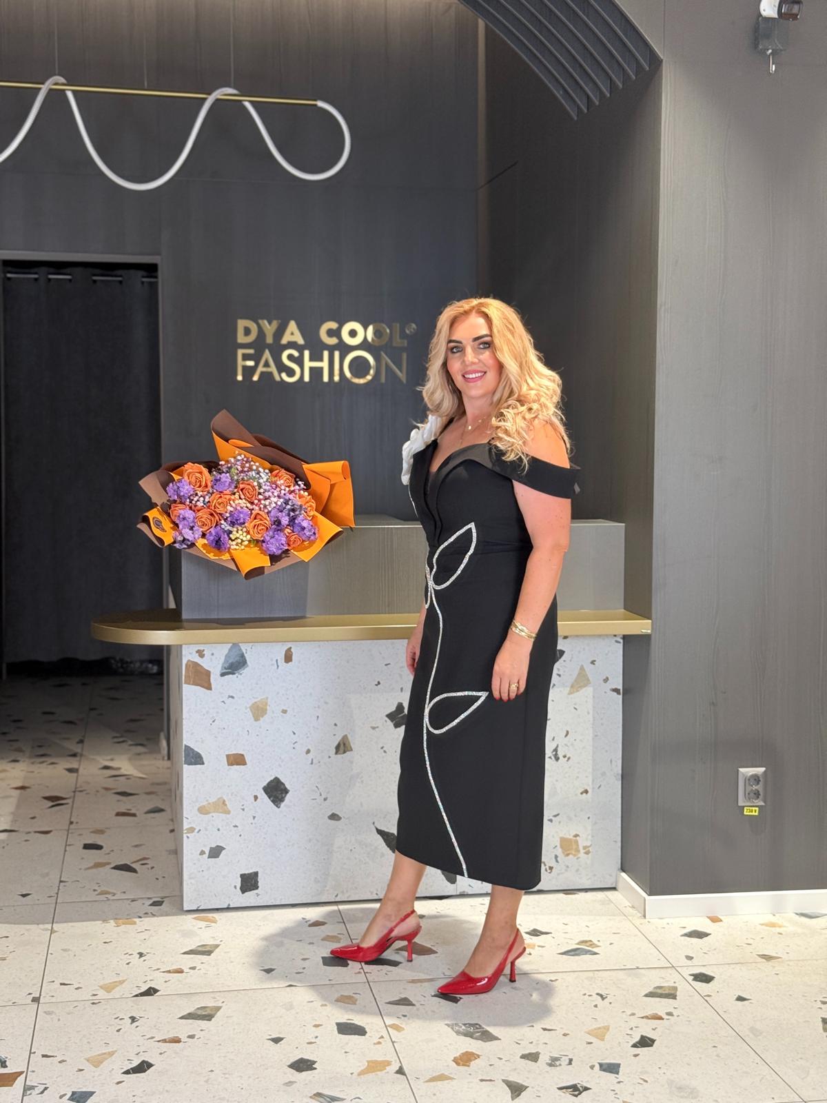 Rochie Midi Neagră Elegantă cu Detalii Florale 3D DYA1170 - imagine 3