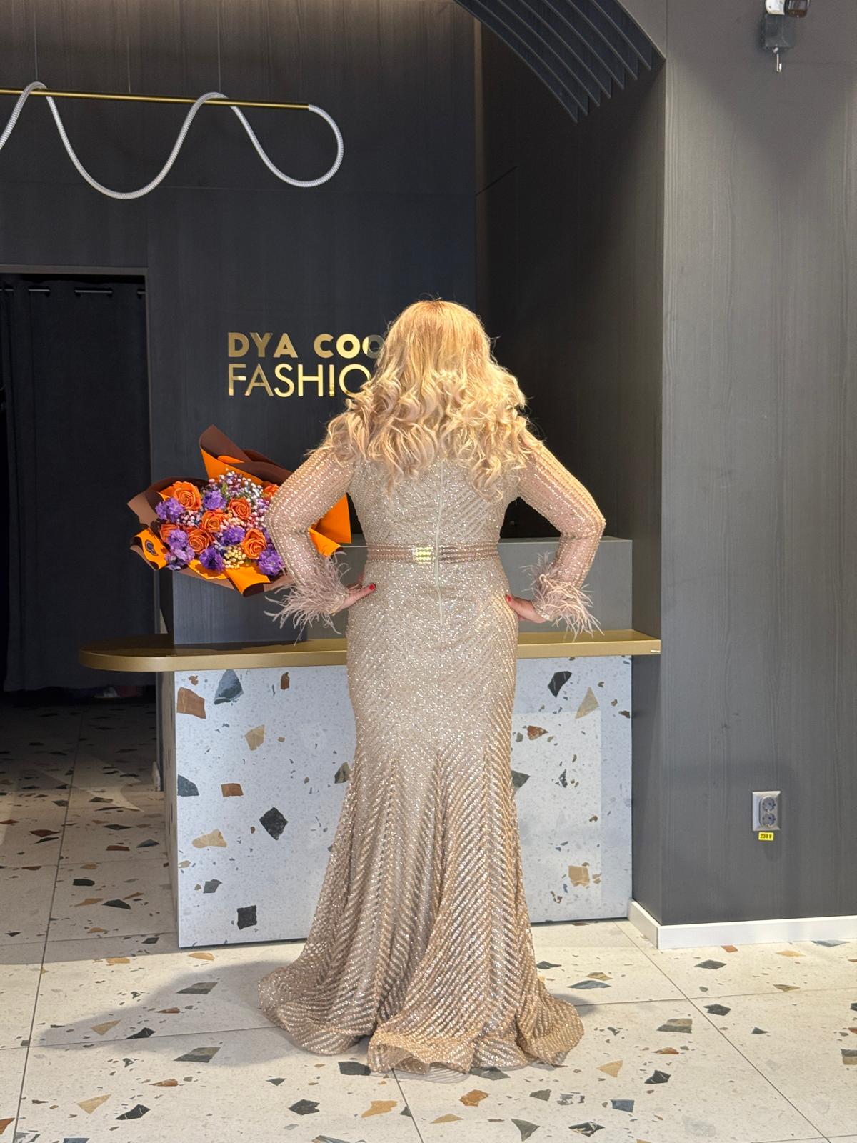 Rochie Lunga Aurie Elegantă cu Pene DYA1148 - imagine 4