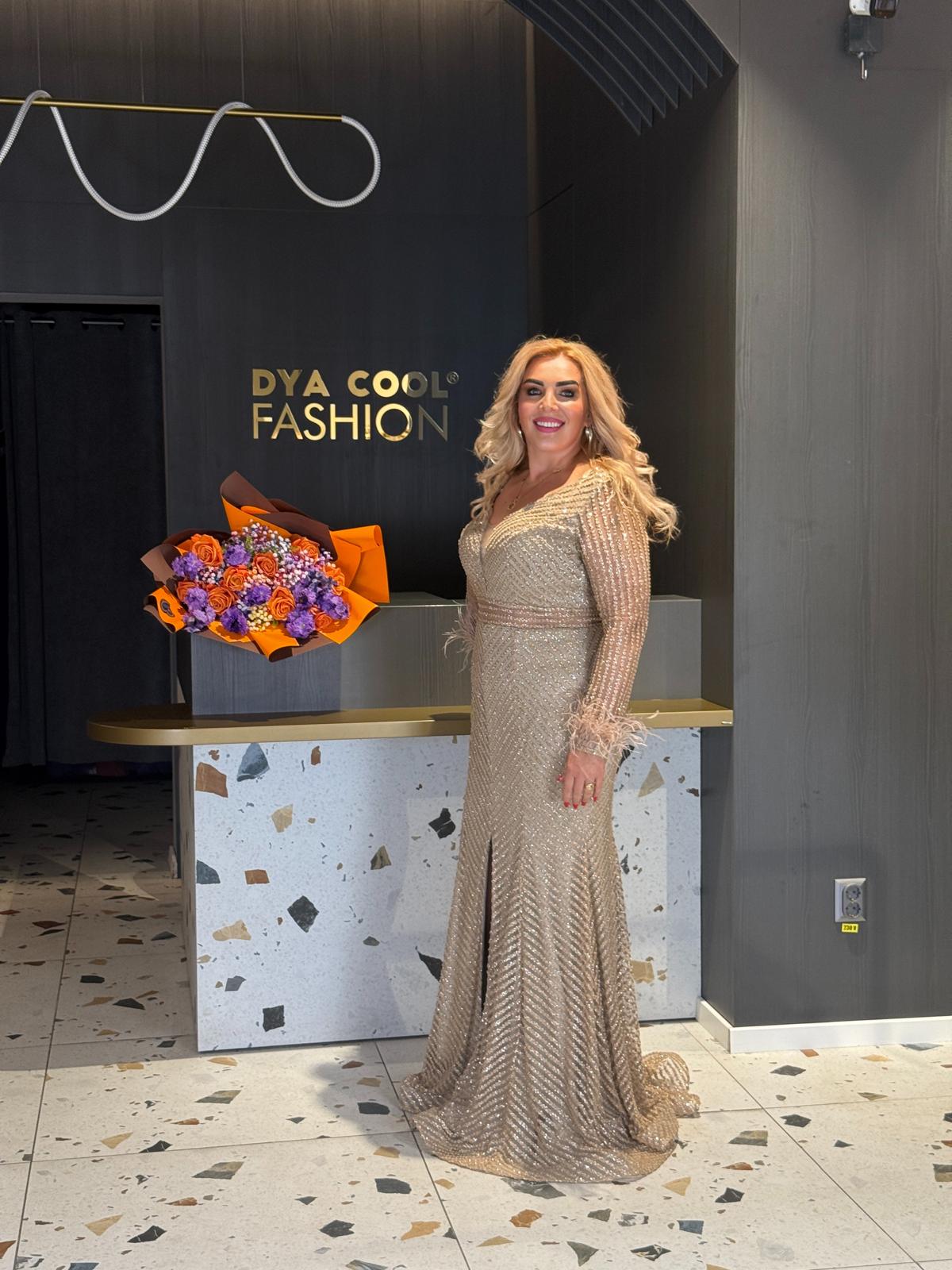 Rochie Lunga Aurie Elegantă cu Pene DYA1148 - imagine 2