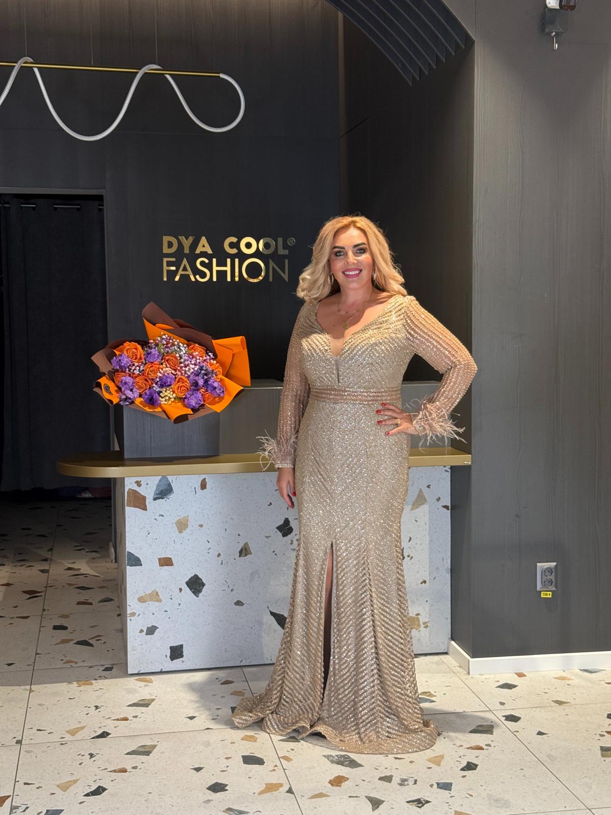 Rochie Lunga Aurie Elegantă cu Pene DYA1148