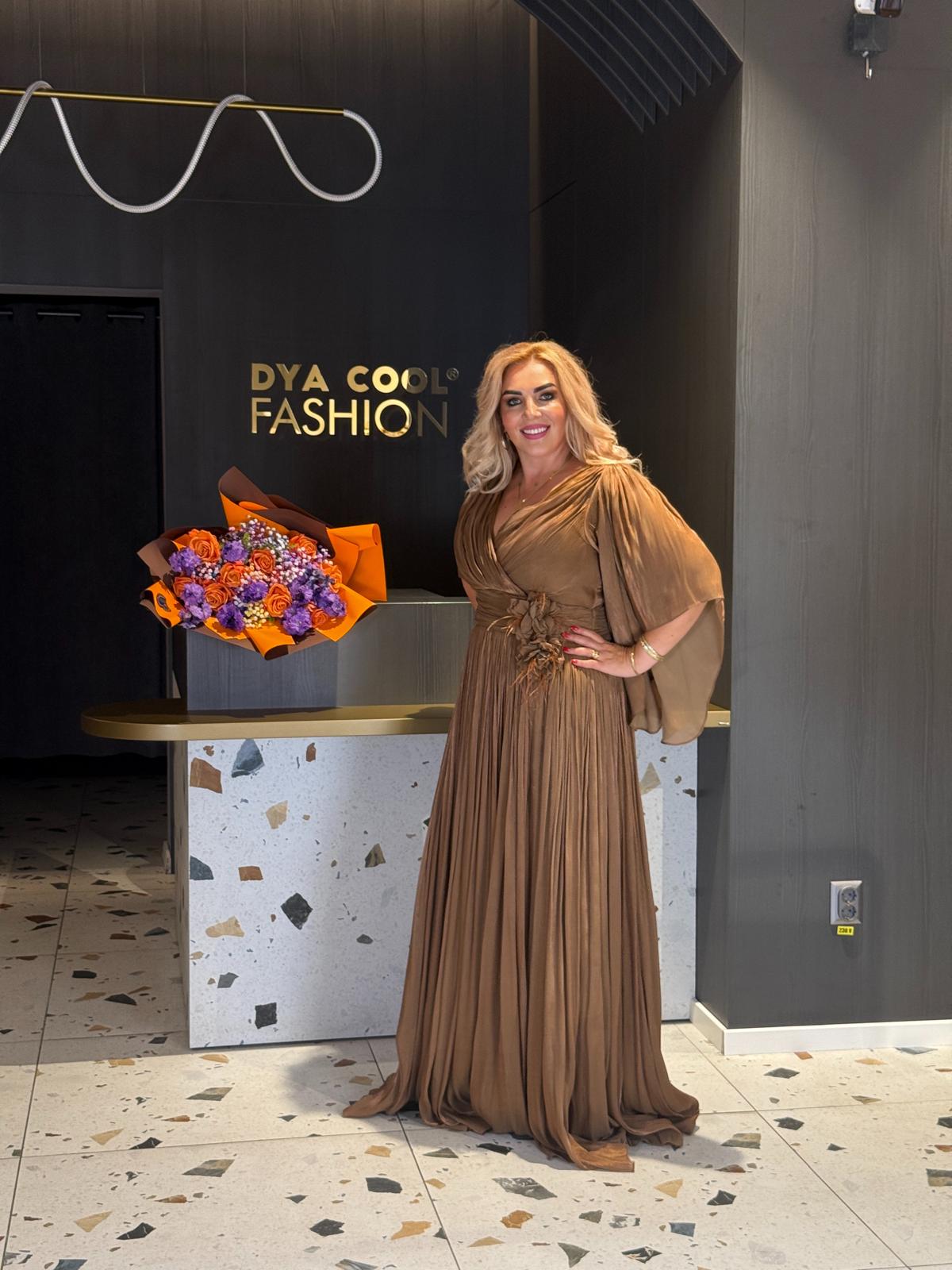 Rochie Lunga Cappuccino Cu Maneci Bufante Si Accesoriu In Talie DYA1194 - imagine 3