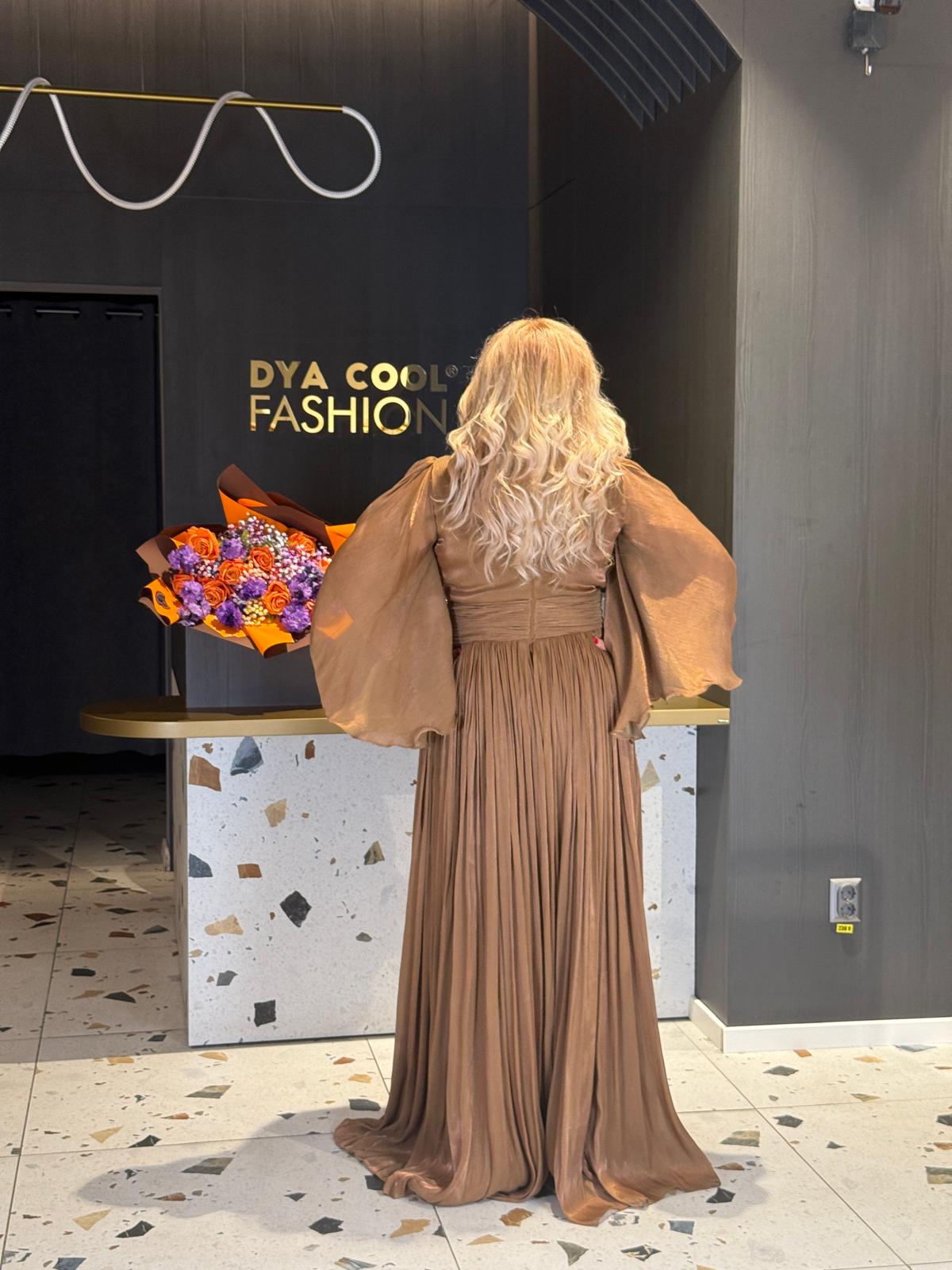 Rochie Lunga Cappuccino Cu Maneci Bufante Si Accesoriu In Talie DYA1194 - imagine 4