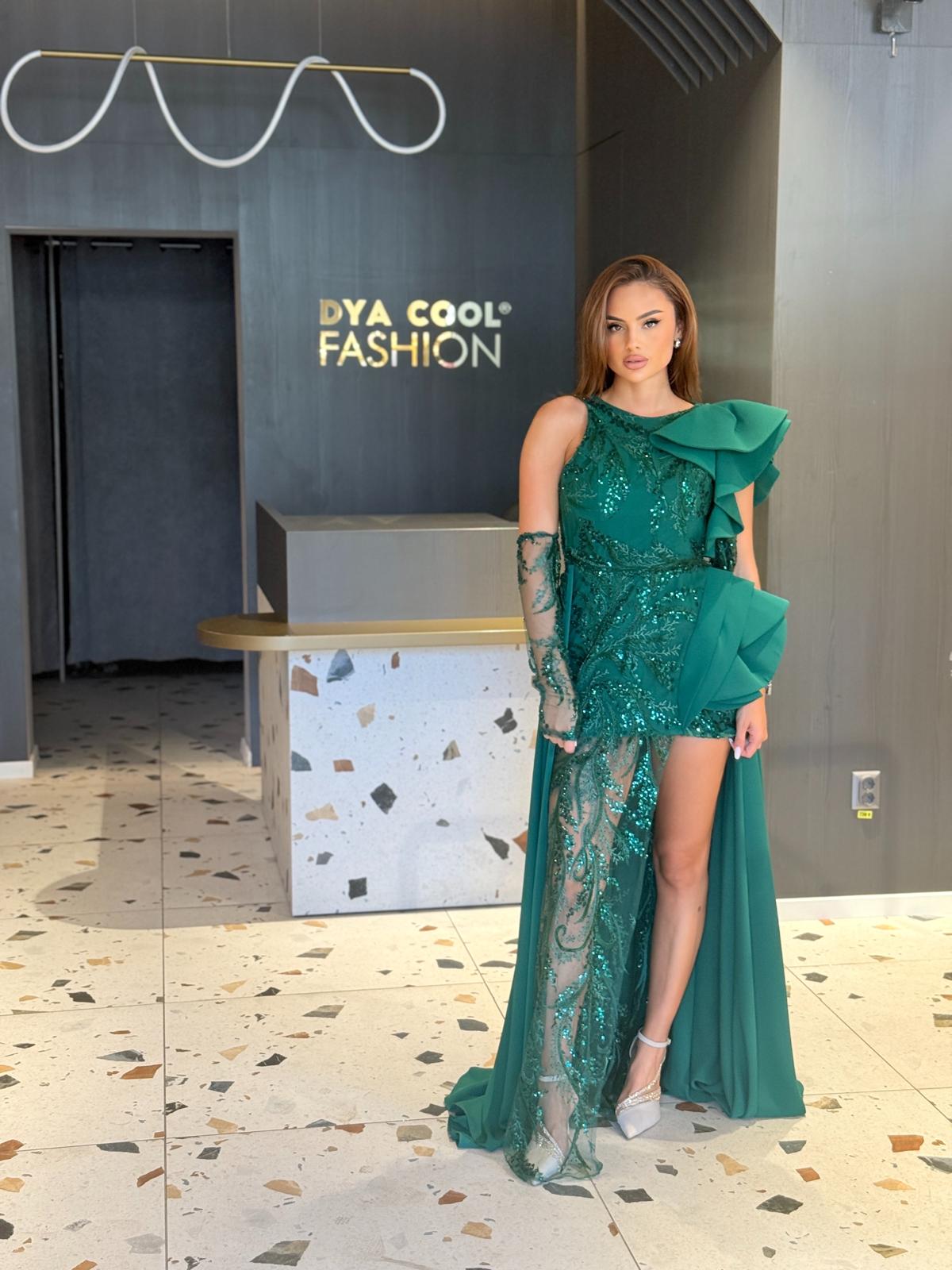 Rochie Asimetrică Verde Cu Aplicații DYA1199