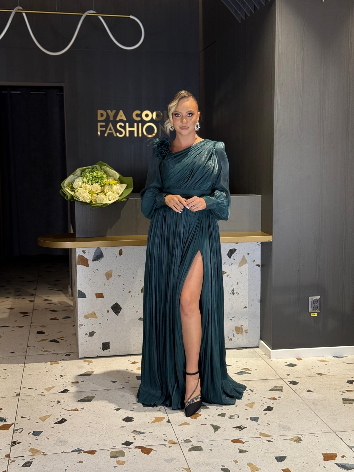 Rochie Lungă Verde Smarald cu Plisaje DYA1286