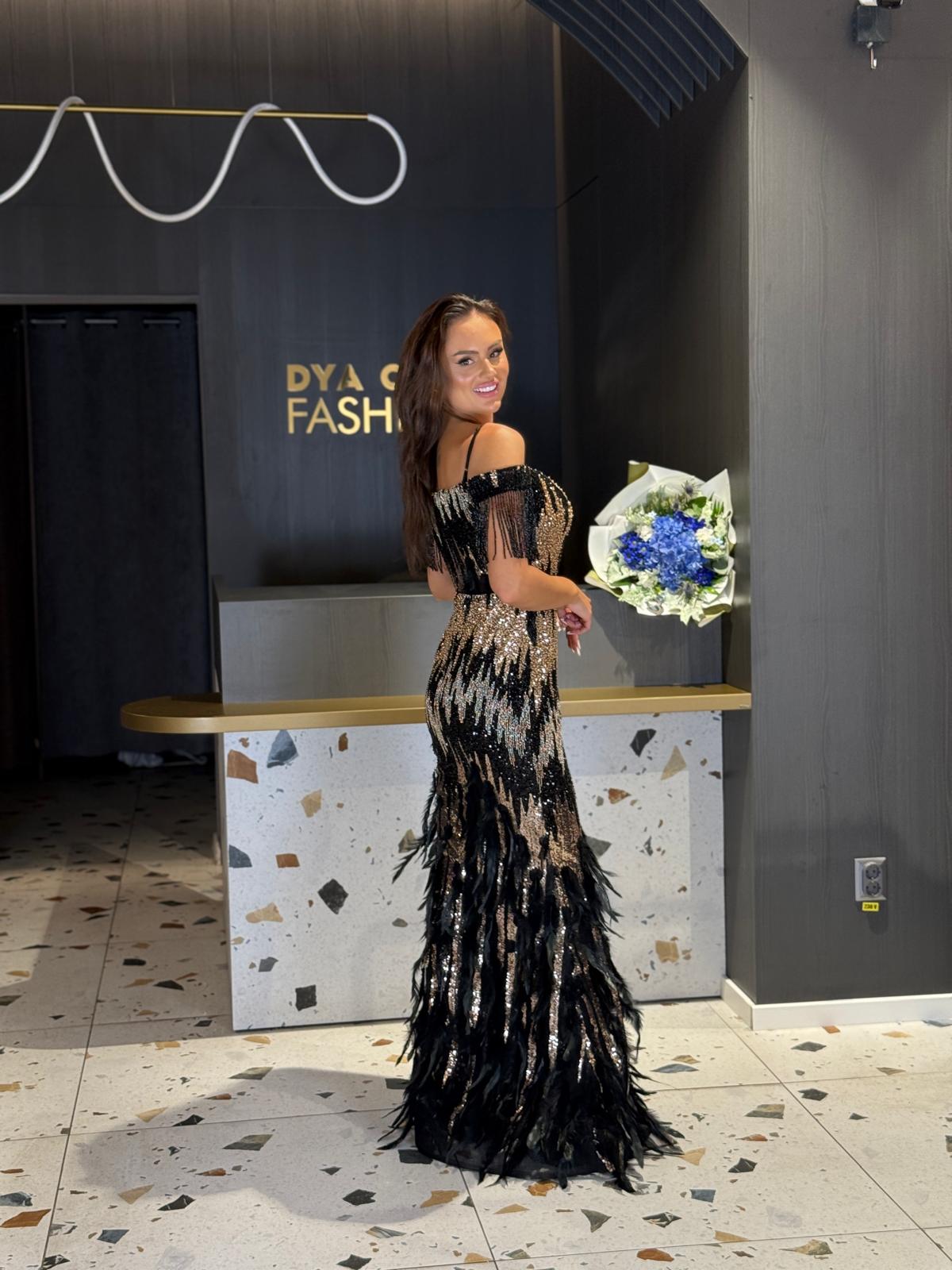 Rochie Lungă Neagră cu Pene și Paiete Aurii DYA1271 - imagine 3