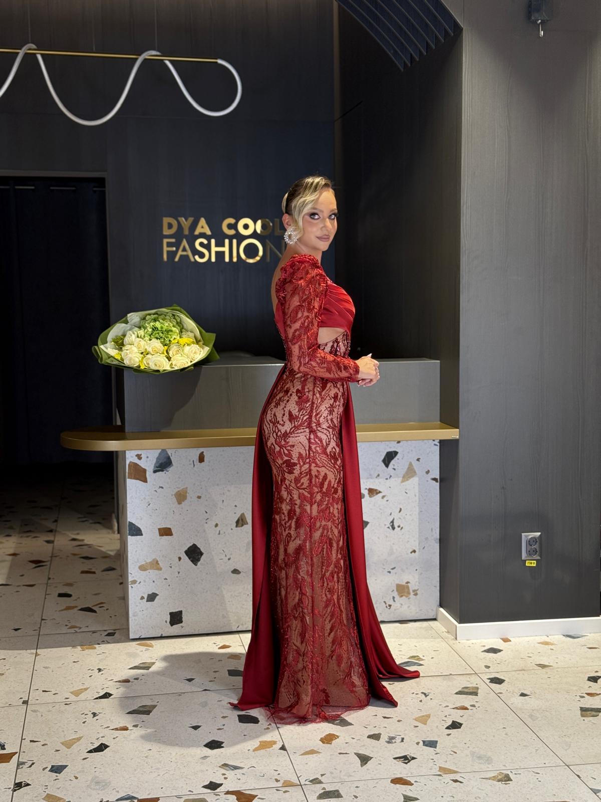Rochie Lungă Roșie din Dantelă și Satin DYA1269 - imagine 3