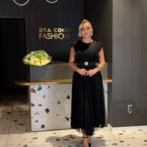 Rochie Neagră Plisată Midi cu Accesoriu DYA1283