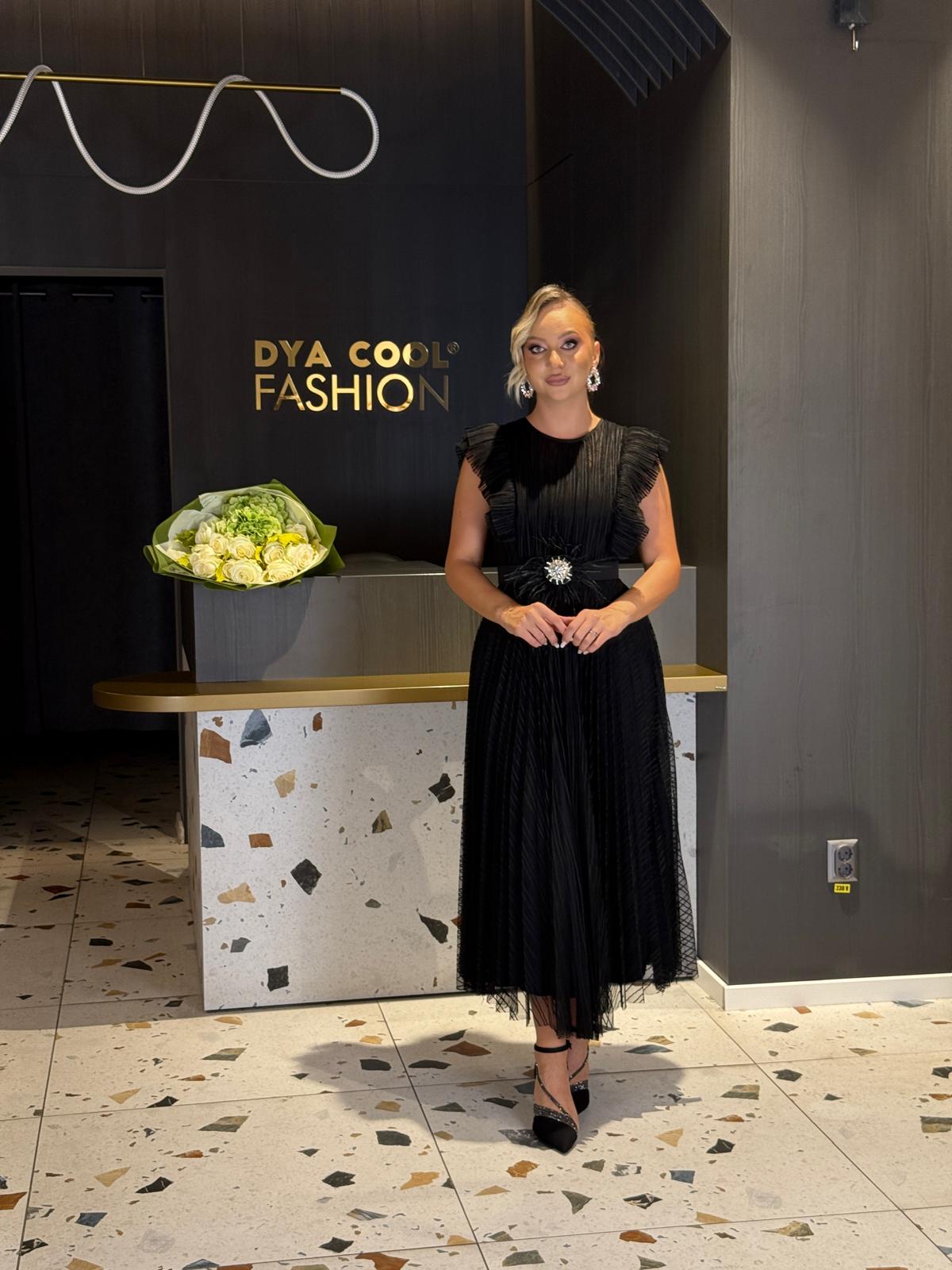 Rochie Neagră Plisată Midi cu Accesoriu DYA1283