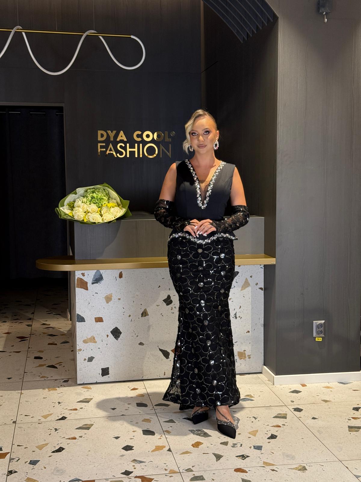 Rochie Lungă Neagră cu Aplicații Strălucitoare DYA1285