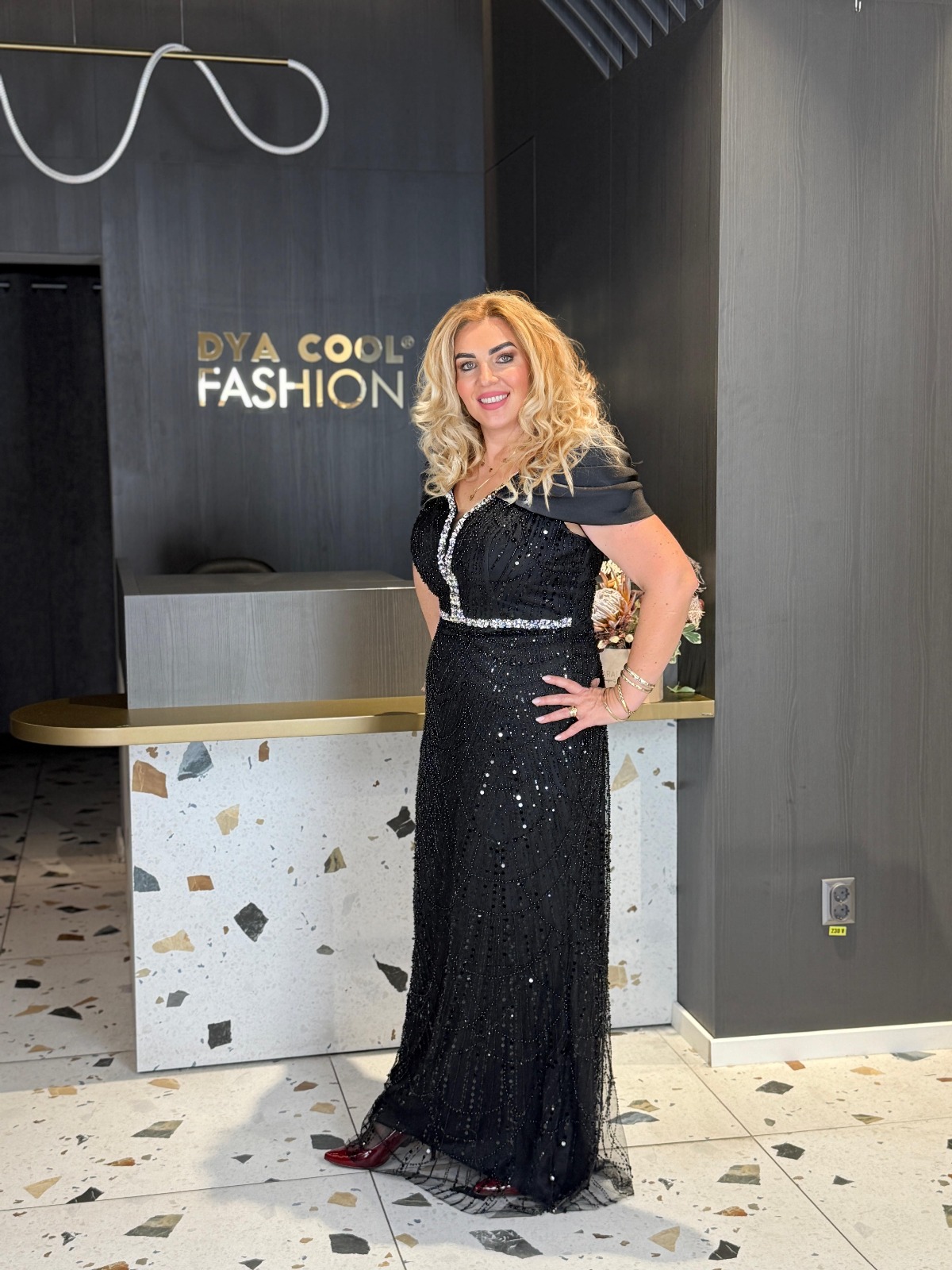 Rochie Lungă Neagră cu Paiete și Umeri Structurați DYA1383 - imagine 2