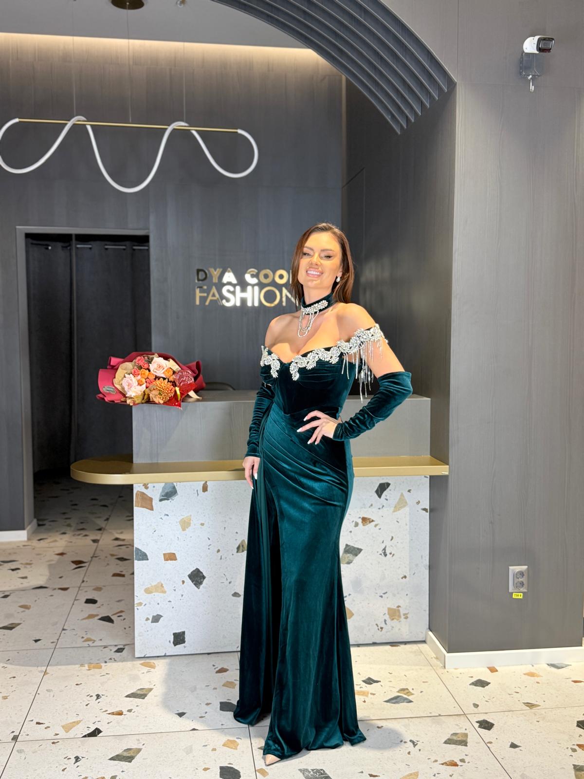 Rochie Catifea Verde Smarald Cu Aplicații Brodate DYA1344 - imagine 3