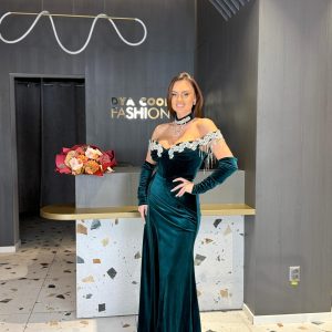 Rochie Catifea Verde Smarald Cu Aplicații Brodate DYA1344