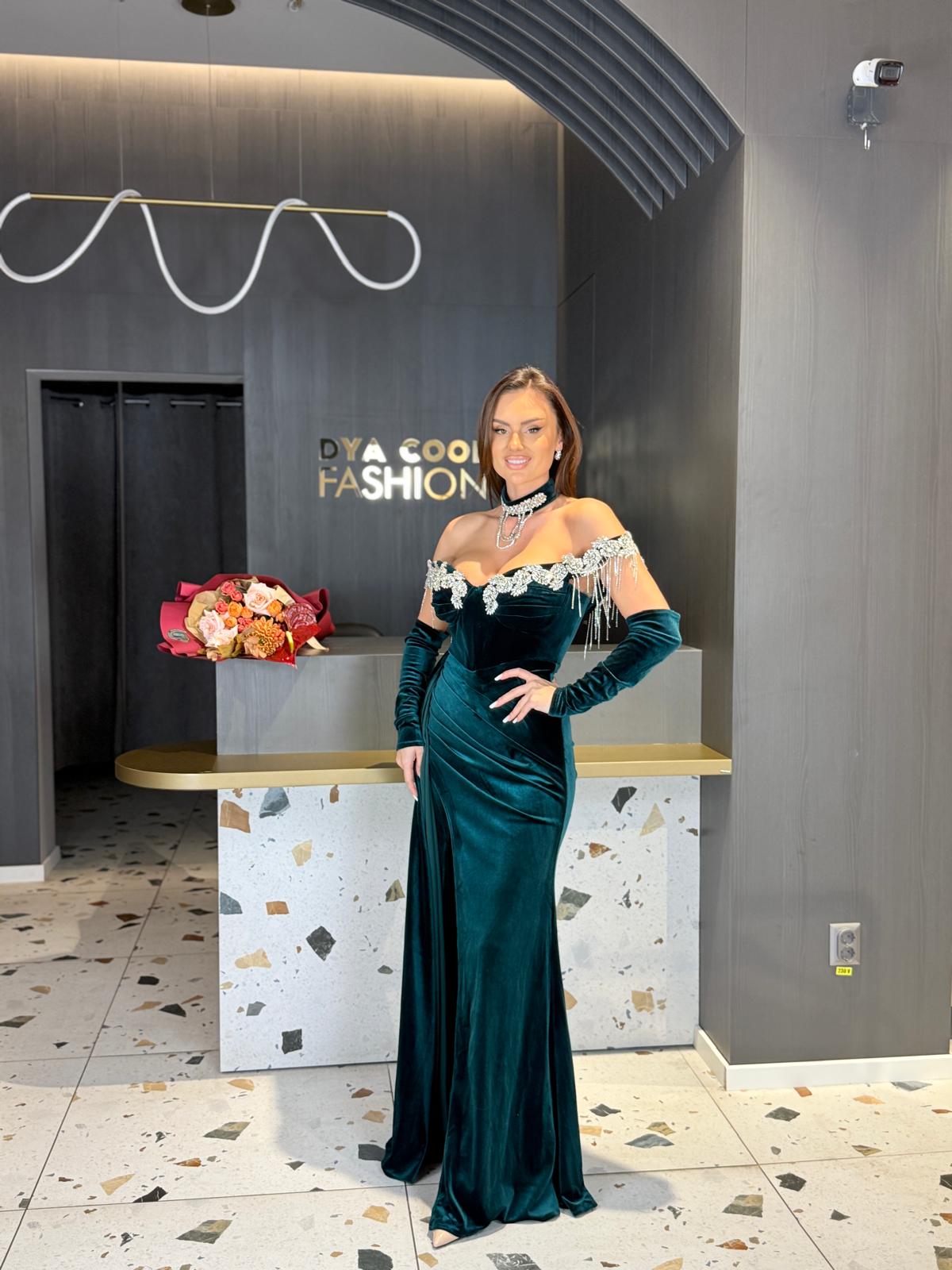 Rochie Catifea Verde Smarald Cu Aplicații Brodate DYA1344