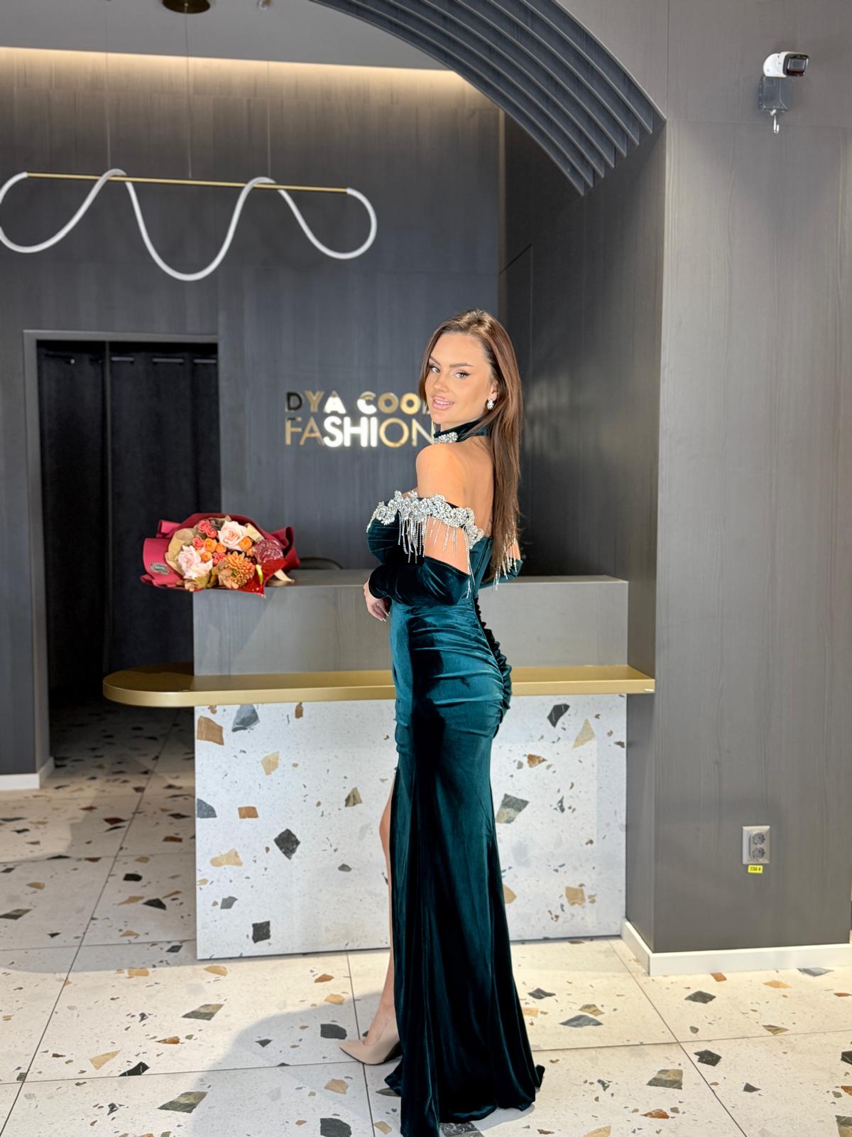 Rochie Catifea Verde Smarald Cu Aplicații Brodate DYA1344 - imagine 2