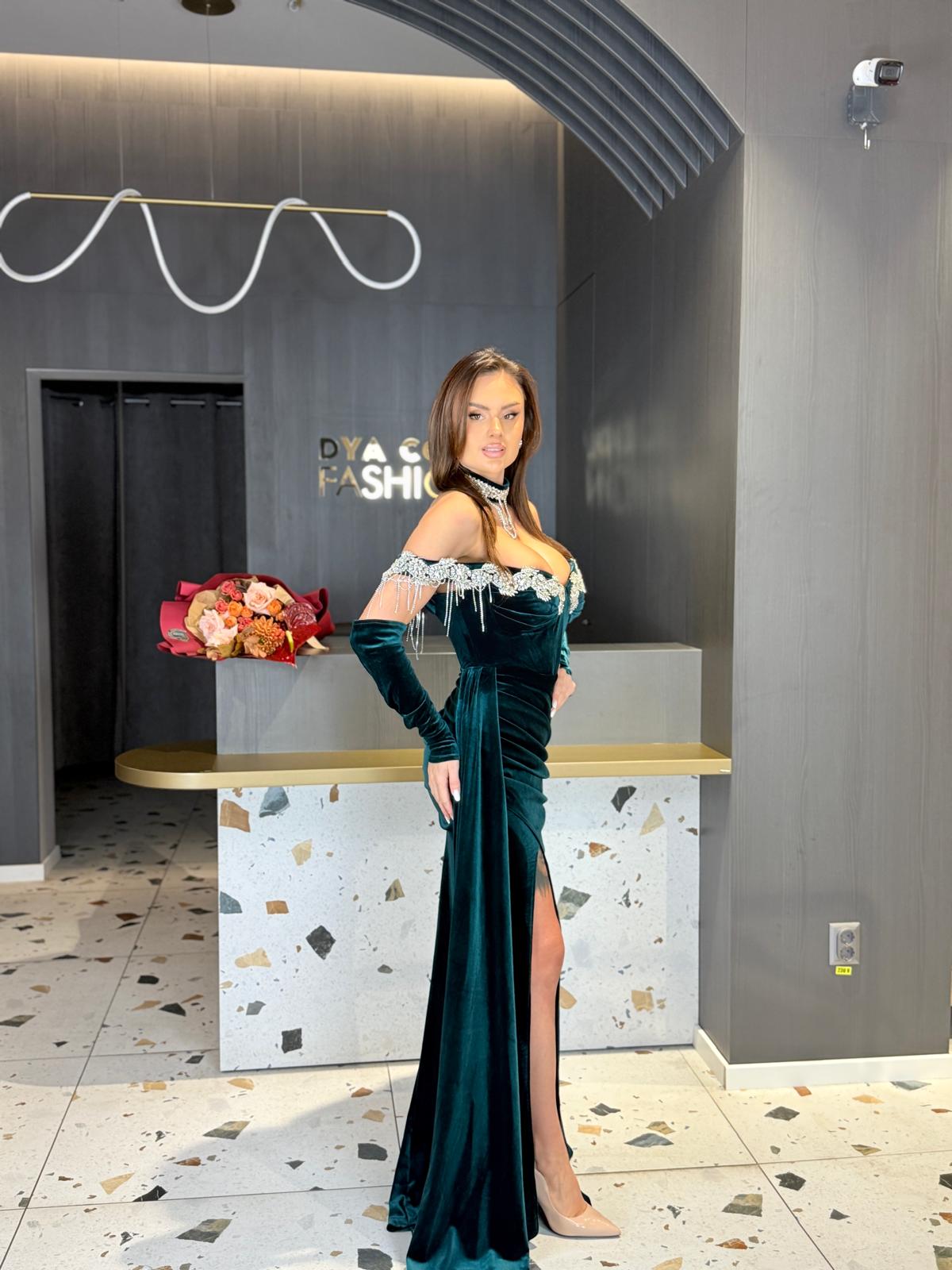 Rochie Catifea Verde Smarald Cu Aplicații Brodate DYA1344 - imagine 4