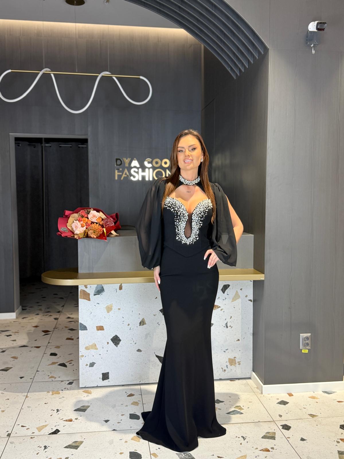 Rochie Lungă Neagră Cu Cristale Și Mâneci Cape DYA1350