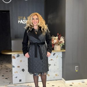 Palton  Negru cu Secțiune Matlasată și Cordon DYA1372