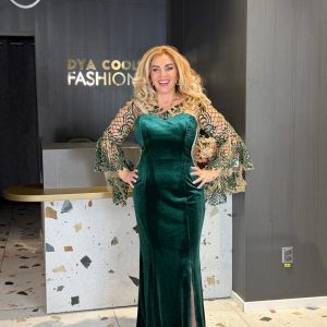 Rochie Lungă Catifea Verde Smarald cu Dantelă și Mâneci Cloș DYA1429