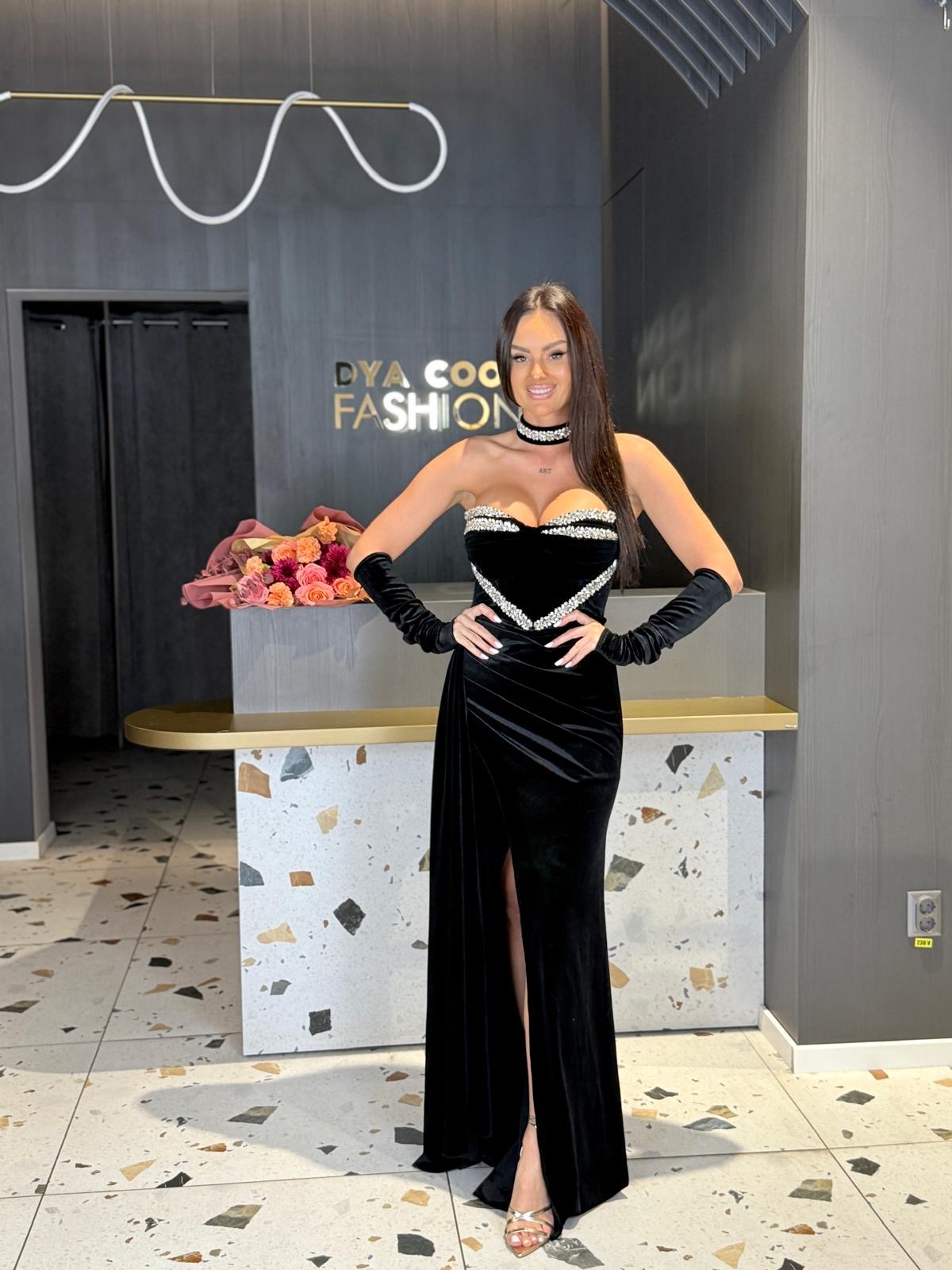 Rochie Lunga Catifea Neagră cu Aplicații cu Strălucitoare și Mănuși DYA1397