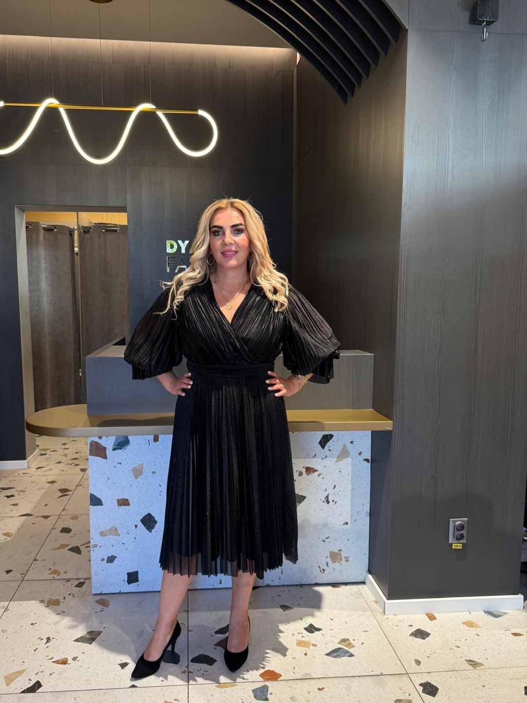 Rochie Neagră Midi Plisată cu Mâneci Bufante DYA1484