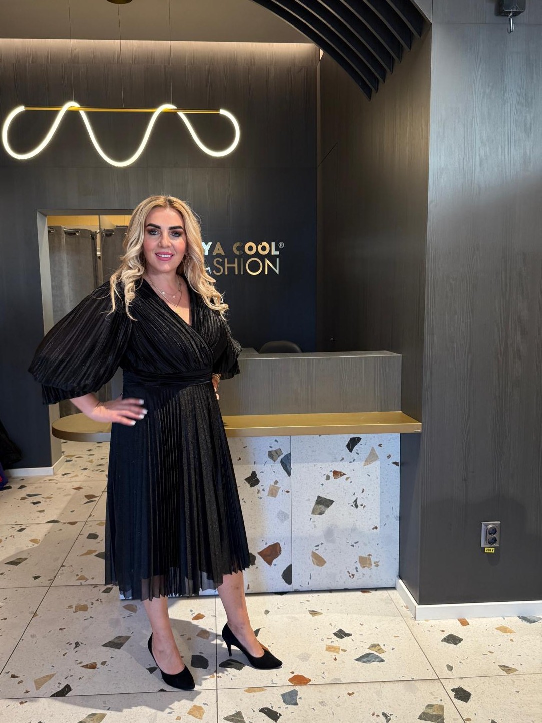 Rochie Neagră Midi Plisată cu Mâneci Bufante DYA1484 - imagine 3