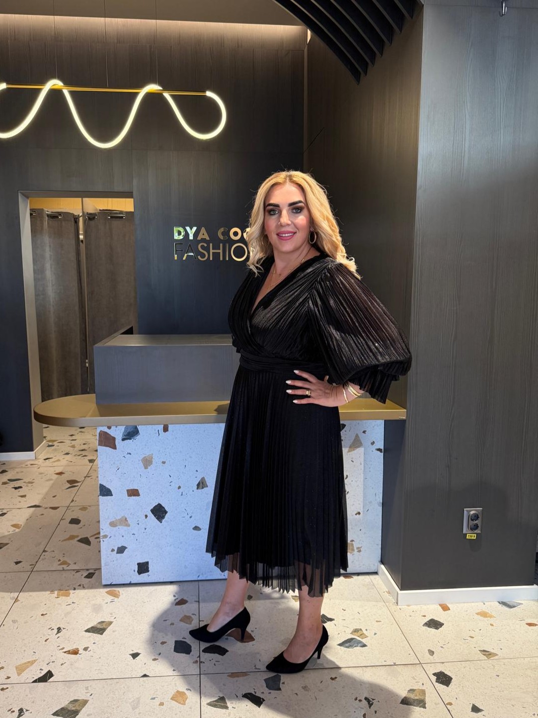 Rochie Neagră Midi Plisată cu Mâneci Bufante DYA1484 - imagine 2