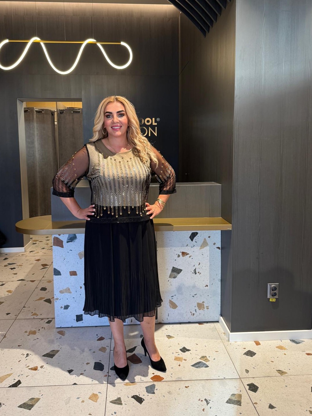 Rochie Neagră Midi cu Top Auriu cu Paiete și Mâneci din Tull DYA1485