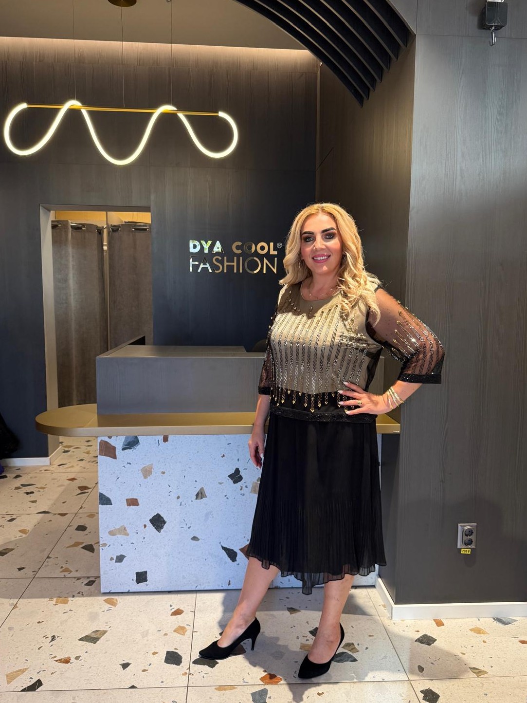 Rochie Neagră Midi cu Top Auriu cu Paiete și Mâneci din Tull DYA1485 - imagine 2