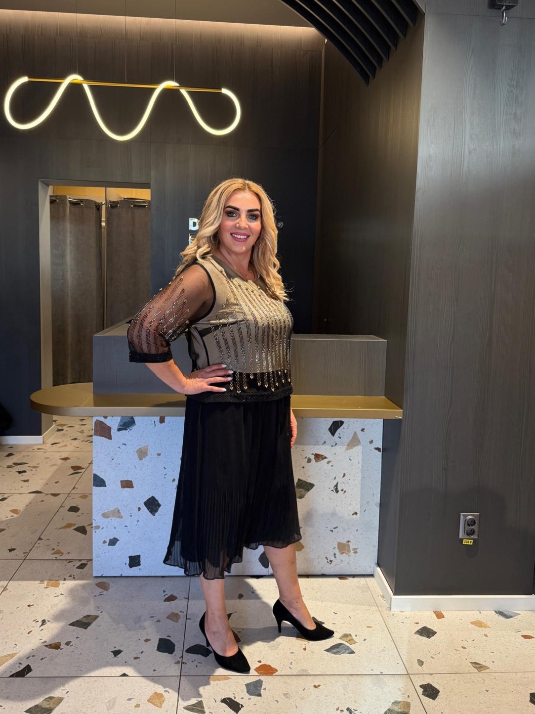 Rochie Neagră Midi cu Top Auriu cu Paiete și Mâneci din Tull DYA1485 - imagine 3