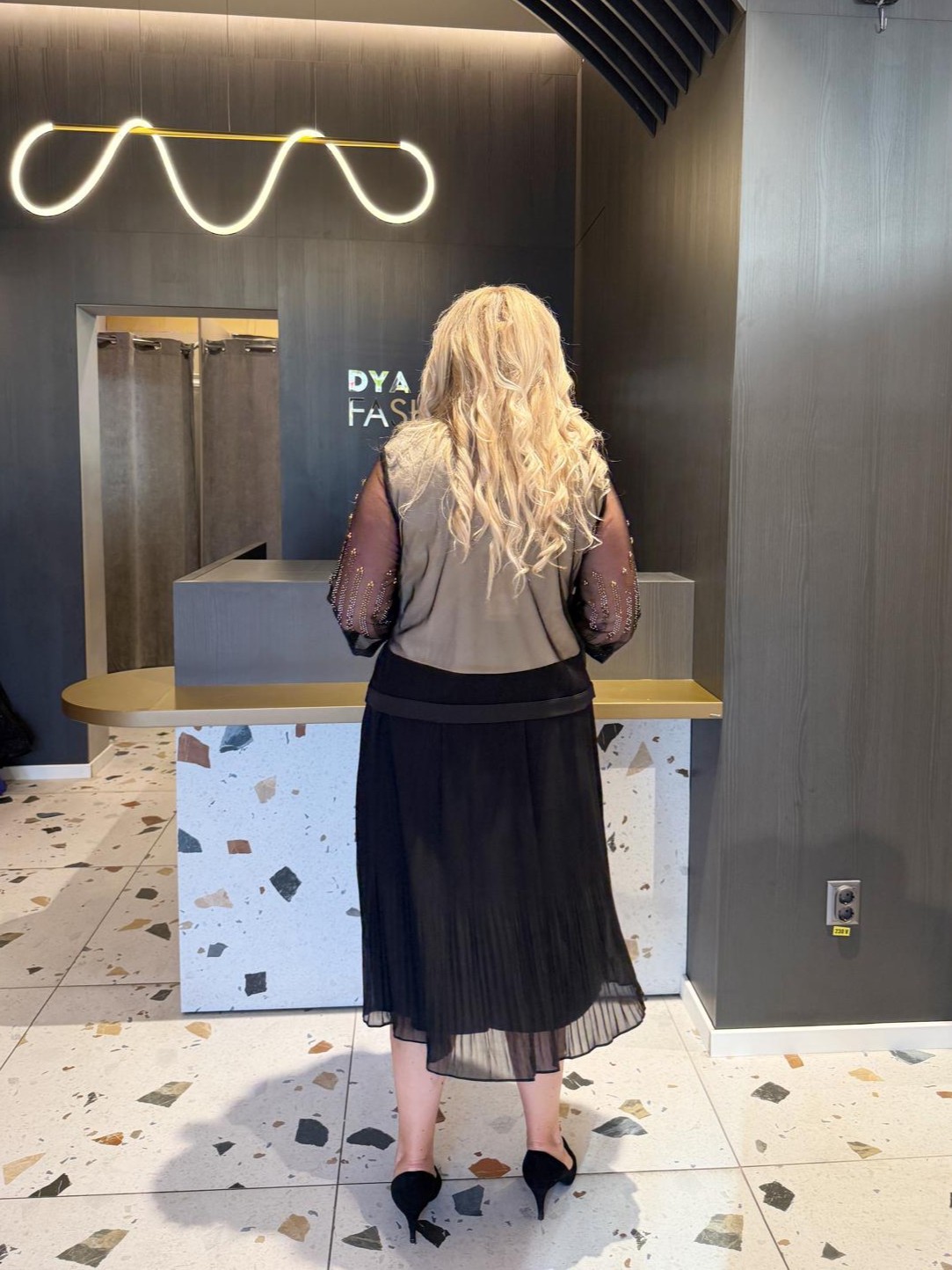 Rochie Neagră Midi cu Top Auriu cu Paiete și Mâneci din Tull DYA1485 - imagine 4