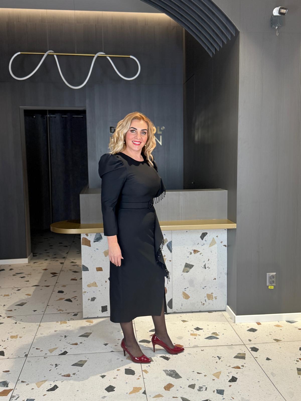 Rochie Midi Neagră Elegantă Cu Volane DYA1950 - imagine 2